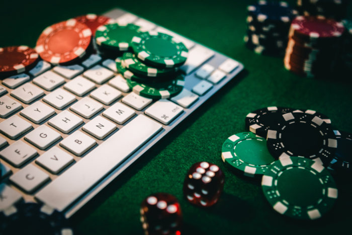 Online Poker vs Live Poker - Which is Better?